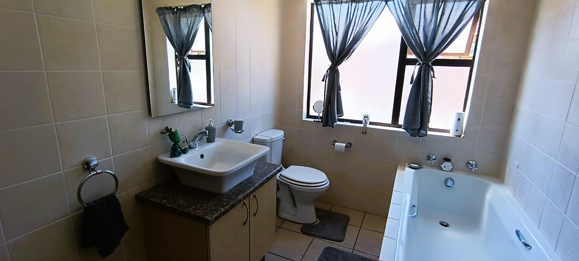 2 Bedroom Property for Sale in Langenhovenpark Free State